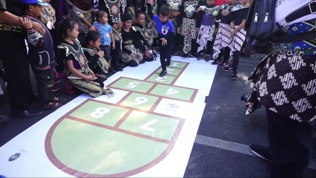 Seorang anak sedang bermain engklek di kawasan Titik Nol Km. Foto: adn