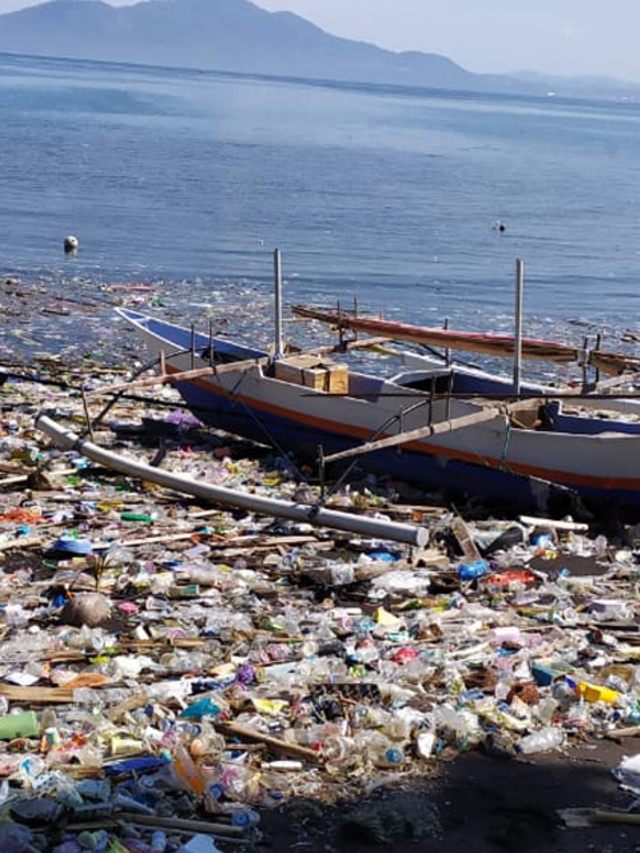 Kondisi terbaru pesisir Pantai Manado yang dipenuhi sampah plastik (foto: wawan flow/mudung family)