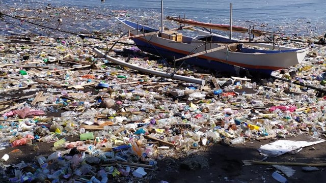 Kapal nelayan yang ada di pesisir pantai Manado, sudah tertutup jalannya dengan sampah plastik (foto: wawan flow/mudung family)