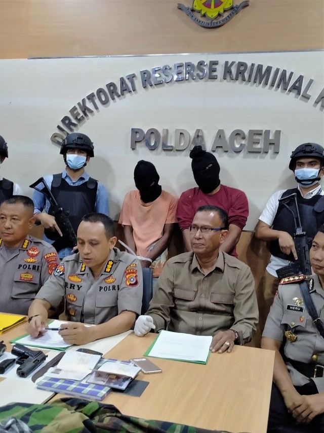 Kombes Saladin (pakai kacamata) dalam konferensi penangkapan pimpinan kelompok 'Bangsa Aceh Darussalam'. Foto: Zuhri Noviandi/kumparan 