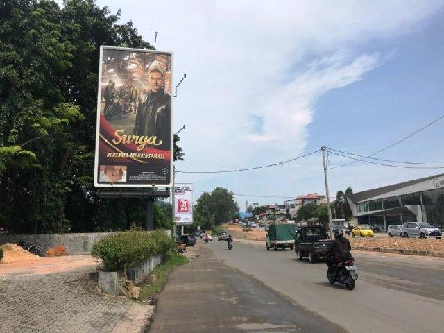 Deretan baliho iklan rokok bertengger di pinggir jalan utama kawasan Baloi, Batam. (Foto: Batamnews)
