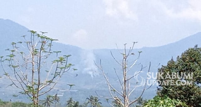 Asap kembali membumbung dari lokasi kebakaran hutan di Kawasan Taman Nasional Gunung Halimun Salak (TNGHS), tepatnya Blok Logok Ipong Pasir Malang, Kecamatan Cidahu, Kabupaten Sukabumi, Jumat (8/11/2019) pagi. | Sumber Foto:Syahrul Himawan.
