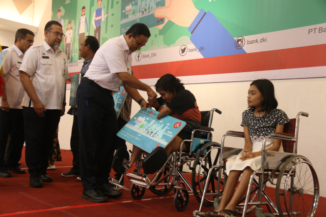 Anies Baswedan memberikan secara simbolis Kartu Penyandang Disabilitas Jakarta Dok: Diskominfotik Pemprov DKI Jakarta