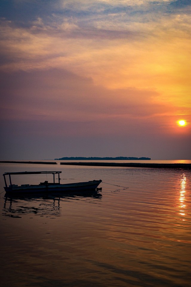 Menikmati sunset di Pulau Pramuka, Kepulauan Seribu.  Foto: Selfy Momongan/kumparan
