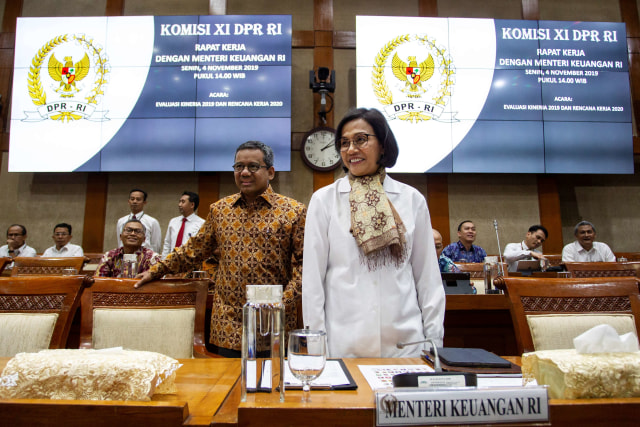 Menteri Keuangan Sri Mulyani Indrawati (kanan) didampingi Wakil Menteri Keuangan Suahasil Nazara (kiri) bersiap mengikuti rapat kerja dengan Komisi XI DPR. Foto: ANTARA FOTO/Dhemas Reviyanto