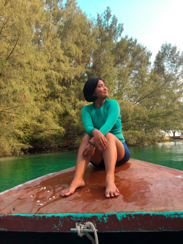 Wisatawan melintas di tengah Pulau Air Kepulauan Seribu.  Foto: Selfy Momongan/kumparan