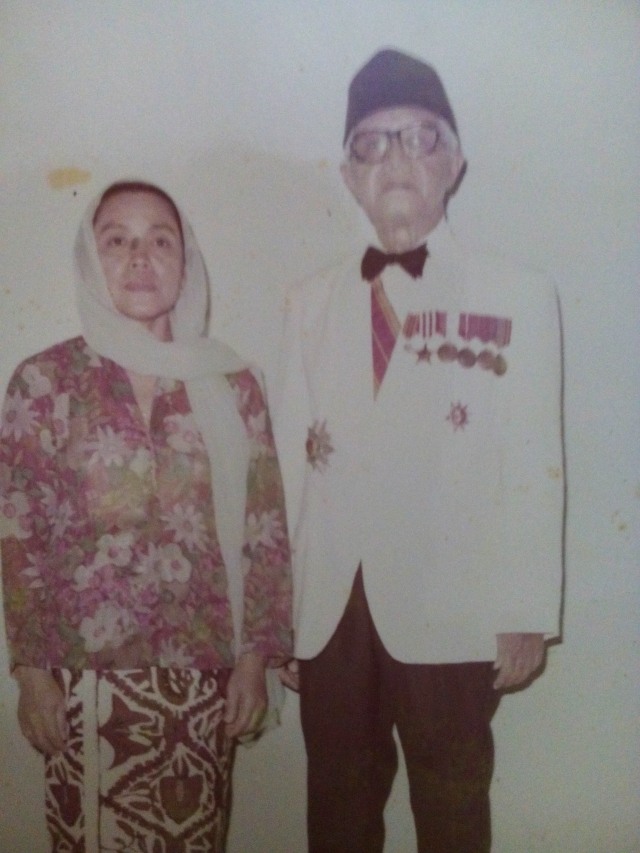 KH Masjkur (kanan)soyaat foto dengan sang istri. Foto-foto: dokumen peneliti. 