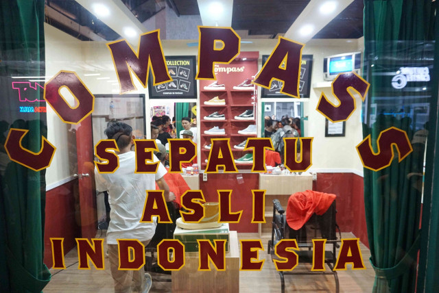 Pengunjung memilih sepatu saat Urban Sneaker Society (USS) 2019 di District 8, kompleks SCBD, Jakarta, Jumat (8/11).  Foto: Irfan Adi Saputra/kumparan 