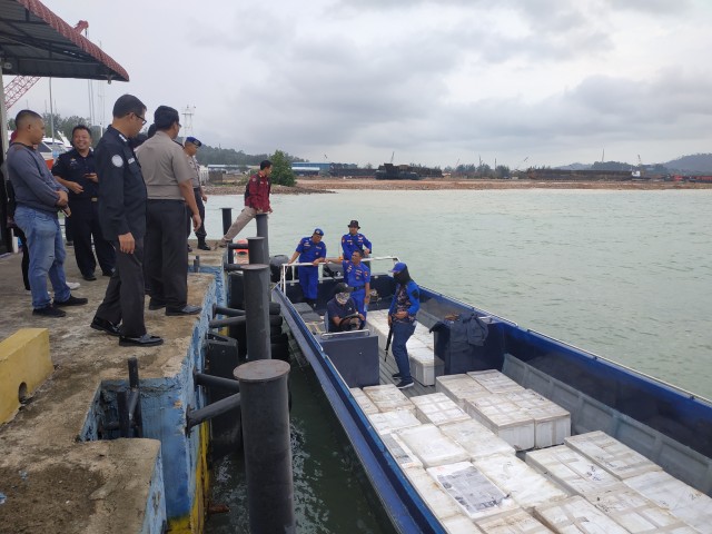 Pihak kepolisian menunjukkan Speed Boat yang digunakan pelaku membawa baby lobster. Foto : Zalfirega/kepripedia.com