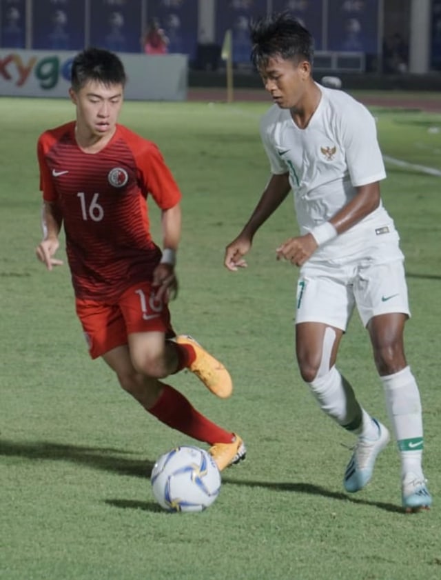 Pemain Timnas Indonesia U-19 M Supriadi (kanan) berusaha melewati pemain Timnas Hong Kong U-19 di Stadion Madya GBK, Jakarta, Jumat (8/11).  Foto: Helmi Afandi Abdullah/kumparan 