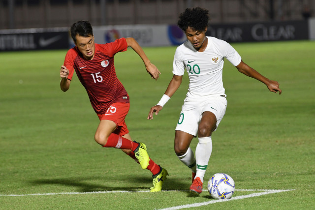 Pemain Timnas Indonesia U-19 Bagus Kahfi (kanan) berusaha melewati pemain Timnas Hong Kong U-19  di Stadion Madya GBK, Jakarta, Jumat (8/11).  Foto: ANTARA FOTO/Aditya Pradana Putra