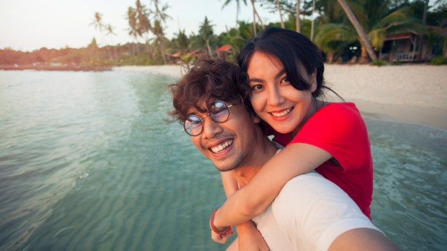 Ilustrasi pasangan milenial traveling bersama di Indonesia Foto: Shutter Stock