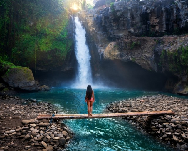 Ilustrasi milenial traveling menyambangi air terjun di Indonesia Foto: Shutter Stock