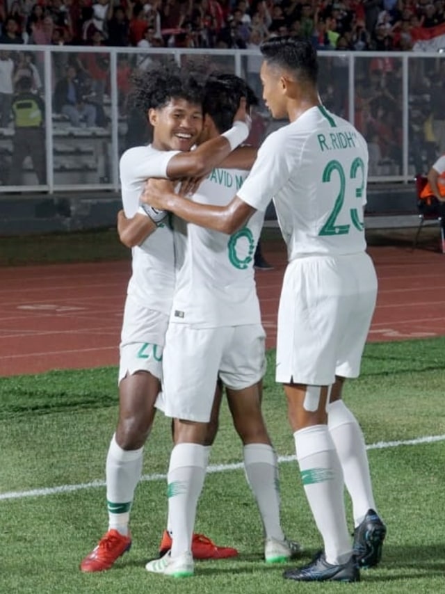 Selebrasi pemain Timnas U-19 Indonesia usai mencetak gol ke gawang Timnas Hong Kong U-19 di Stadion Madya GBK, Jakarta, Jumat (8/11).
 Foto: Helmi Afandi/kumparan