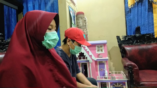Kedua korban VA dan NZ yang menjadi korban perdagangan manusia. (foto: W Pratama/Urban Id)