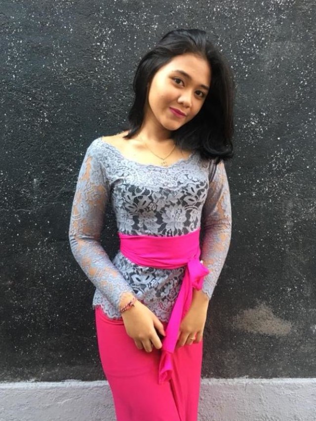 Desak Putu Tiara, gadis pembawa baki saat upacara penurunan Bendera Merah Putih pada 17 Agustus 2019. Foto: Facebook/Tiara Angela