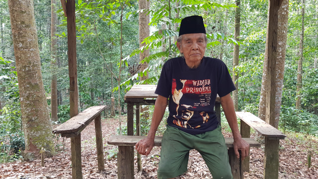 Kakek Suhendri di lahan agroforestrinya | Photo by Karja/Charles