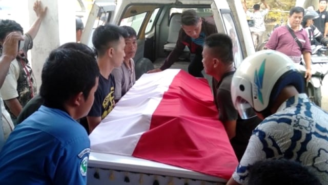 Jenazah Serda Iman Gea saat dibawa ke RSU Gunungsitoli untuk divisum. Foto: ANTARA/irwanto