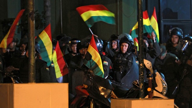 Sejumlah petugas polisi Bolivia berdemonstrasi di sebuah kantor polisi di Santa Cruz, Bolivia, Sabtu (8/11). Foto: AFP/DANIEL WALKER
