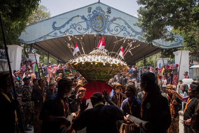 Abdi dalem Keraton Kasunanan Surakarta Hadiningrat mengarak gunungan menuju Masjid Agung pada perayaan Grebeg Sekaten 2019 di Solo, Jawa Tengah, Sabtu (9/11).  Foto: ANTARA FOTO/Mohammad Ayudha