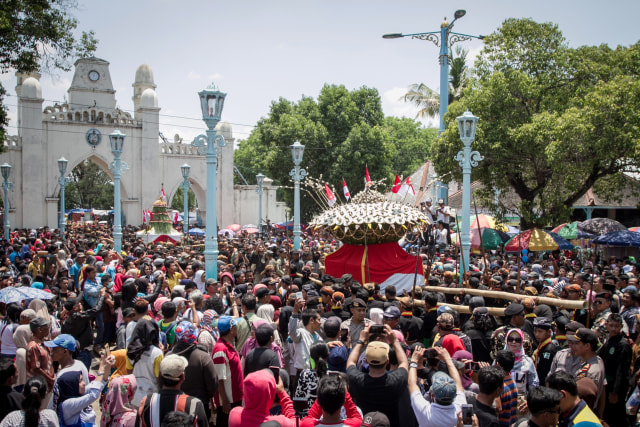 Abdi dalem Keraton Kasunanan Surakarta Hadiningrat mengarak gunungan menuju Masjid Agung pada perayaan Grebeg Sekaten 2019 di Solo, Jawa Tengah, Sabtu (9/11).  Foto: ANTARA FOTO/Mohammad Ayudha