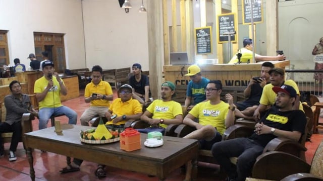 Peluncuran single ketiga grup musik humor, Owah Gerr Band, yang ditandai dengan pemotongan tumpeng di Wedangan Cendana Wangi, Pasar Gede, Kecamatan Jebres, Kota Solo. (Agung Santoso)