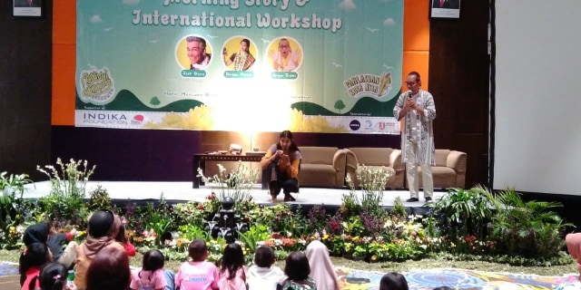 Deepa Keeran, pendongeng dari India sedang beraksi di depan anak-anak dalam Festival Dongeng Surabaya 2019. Foto-foto : Masruroh/Basra