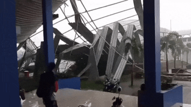 Angin kencang ambrukkan salah satu atap bangunan Sport Center Arcamanik, Bandung.  Foto: Instagram/ @banhijall_