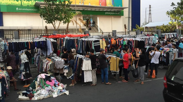 Pedagang menggelar lapak di Jalan Pasar Senen. Foto: Andesta Herli Wijaya/kumparan