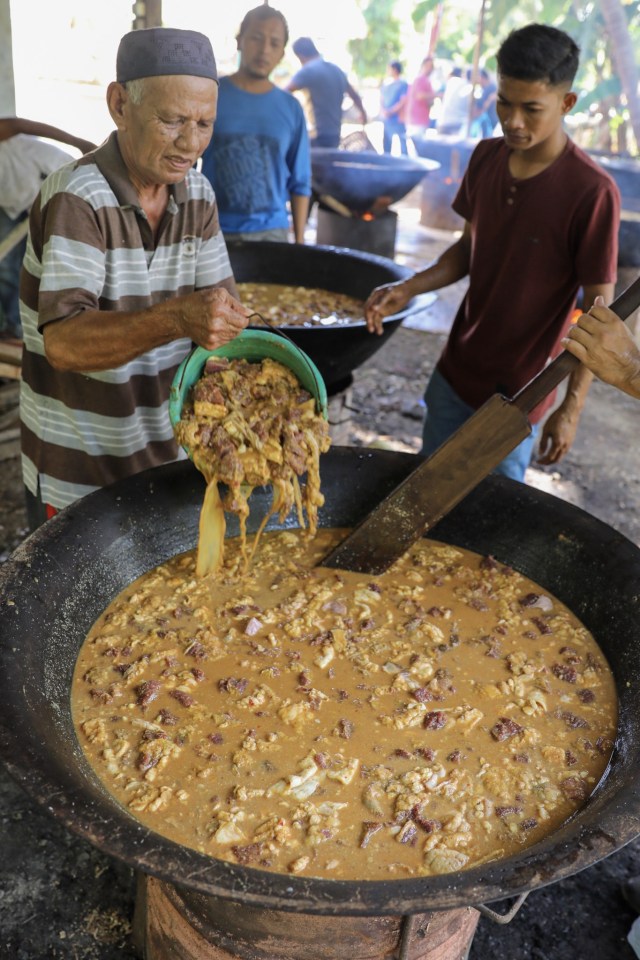 Awal memasak kuah beulangong, santapan peringati Maulid Nabi. Foto: Suparta/acehkini 