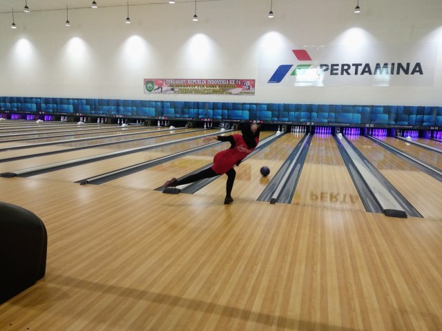 Atlet boling nasional tengah menjajal venue boling di Palembang. (foto: W Pratama/Urban Id)