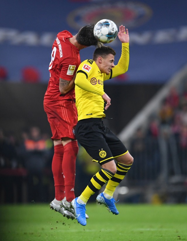 Javi Martinez berduel dengan Thorgan Hazard. Foto: Andreas Gebert/REUTERS