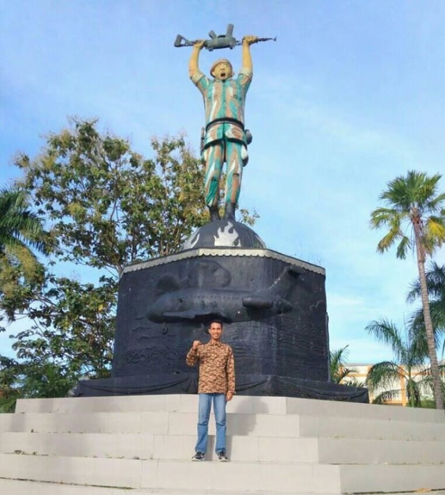 Patung Lettu Infanteri Anumerta Achmad Kirang, prajurit Kopasanda asal Mamuju yang gugur dalam operasi pembebasan sandera pesawat Garuda DC-9 Woyla. Foto: Istimewa