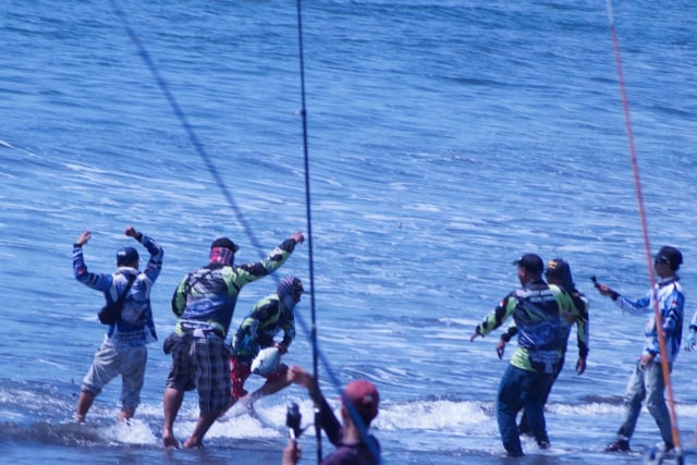 Angler Anti Badai Padanggalak; Komunitas Mancing Sambil Menjaga Pantai (1)