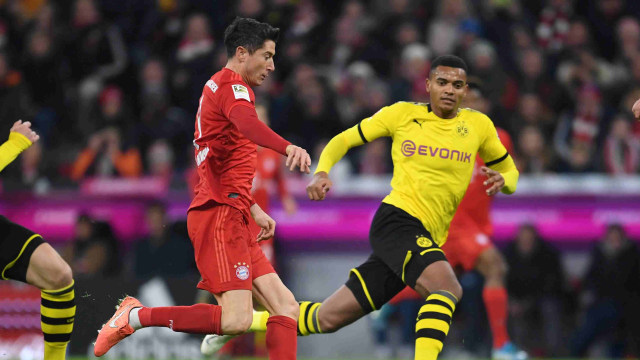 Robert Lewandowski (kiri) dibayang-bayangi oleh Manuel Akanji (kanan). Foto: REUTERS/Andreas Gebert