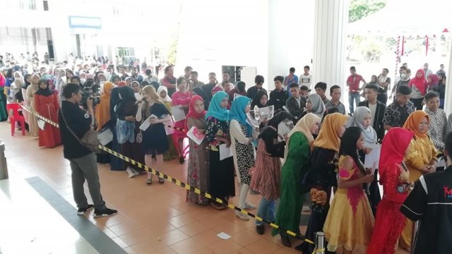 Antusiasme peserta mengikuti audisi menjadi penyanyi dangdut.