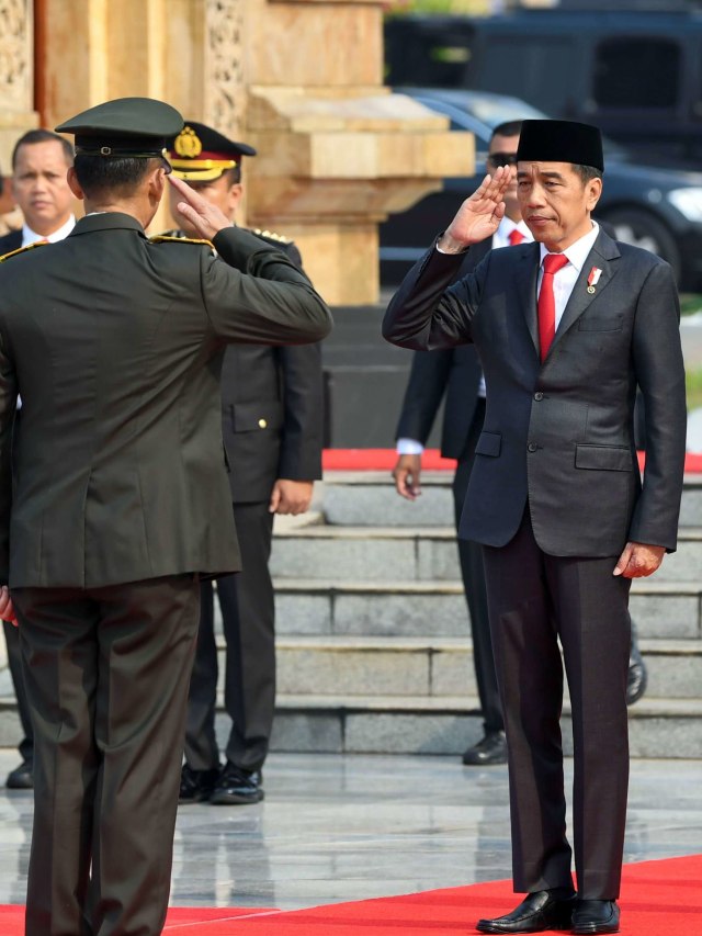 Presiden Joko Widodo (tengah) tiba di Taman Makam Pahlawan Nasional Utama Kalibata untuk memimpin Upacara Ziarah Nasional, Jakarta, Minggu (10/11/2019). Foto: ANTARA FOTO/Galih Pradipta