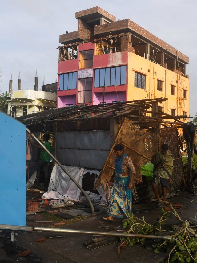 Kondisi rumah yang hancur diterpa Topan Bulbul di Bangladesh, India. Foto: AFP/DIBYANGSHU SARKAR