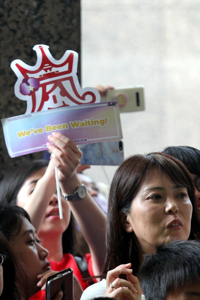 Penggemar menyambut kedatangan Arashi di Hotel Mulia, Senayan, Jakarta, Minggu (10/11/2019). Foto: Nugroho Sejat/kumparani