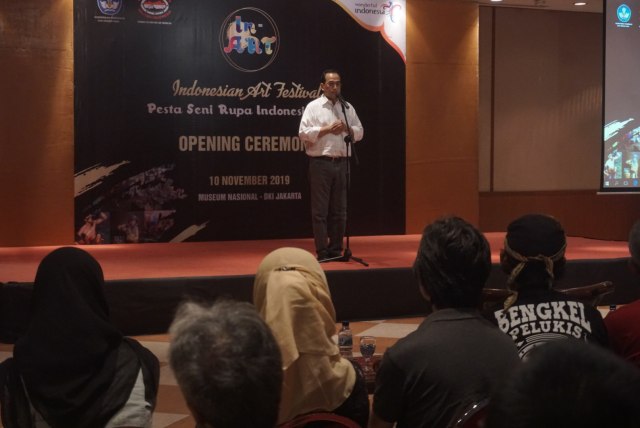 Menteri Perhubungan, Budi Karya Sumadi melihat Pameran Indonesian Art Festival 2019 di Taman Sanken, Museum Nasional Indonesia, Jakarta Pusat. Foto: Iqbal Firdaus/kumparan