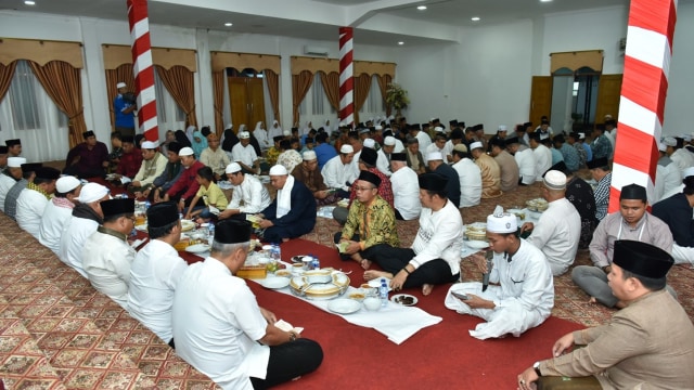 Hajatan Yasinan atau berdoa bersama dengan membaca Surah Yasin di Jambi disertai dengan makan bersama. Foto: ist