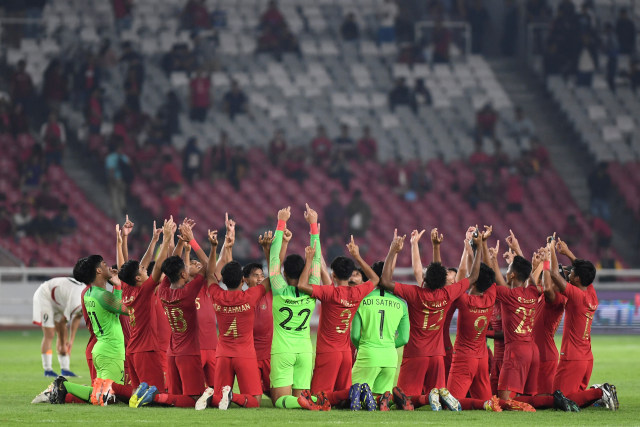 Para pemain timnas Indonesia U-19 meluapkan kegembiraan usai bertanding melawan timnas Korea Utara U-19. Foto: ANTARA FOTO/Hafidz Mubarak A