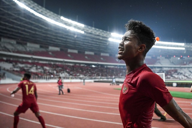 Bek timnas Indonesia U-19 Amiruddin Bagas Arrizqi bersama pemain timnas Indonesia U-19 lainnya menuju ke arah suporte. Foto: ANTARA FOTO/Hafidz Mubarak A