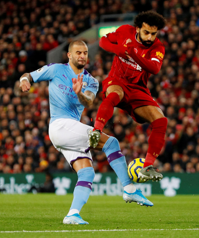 Kyle Walker berduel dengan Mohamed Salah. Foto: Phil Noble/REUTERS