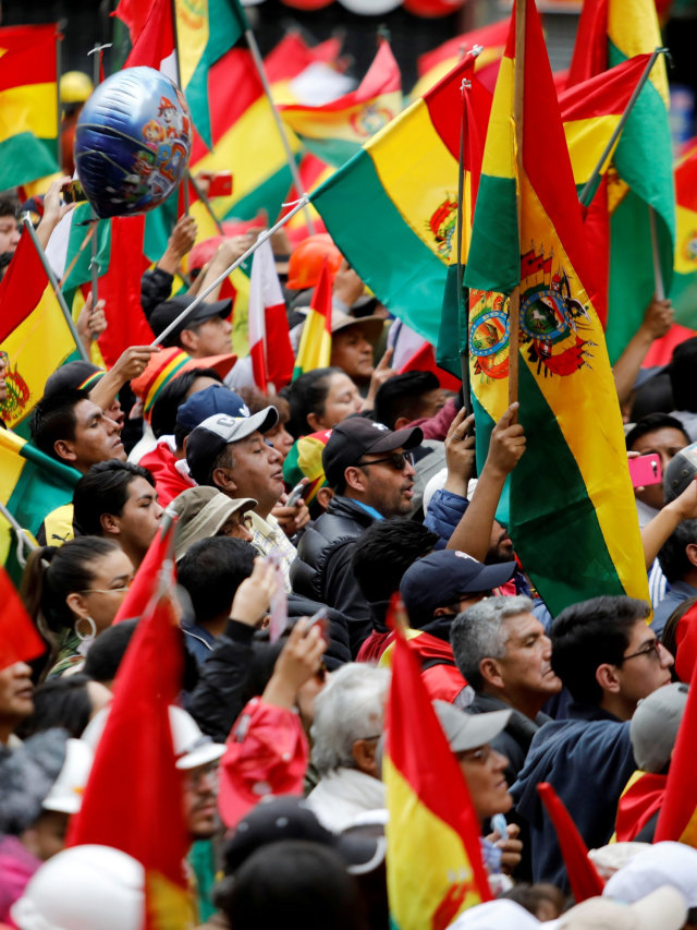 Selebrasi warga setelah Presiden Bolivia Evo Morales mengumumkan pengunduruan dirinya di La Paz, Bolivia. Foto: REUTERS/Marco Bello