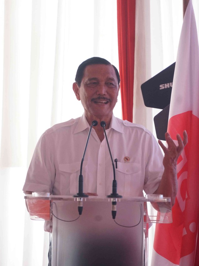 Menko Kemaritiman dan Investasi Luhut Binsar Panjaitan saat Seremonial Pengecoran Closure Tengah Jembatan Lengkung Bentang Panjang Kuningan. Foto: Irfan Adi Saputra/kumparan 