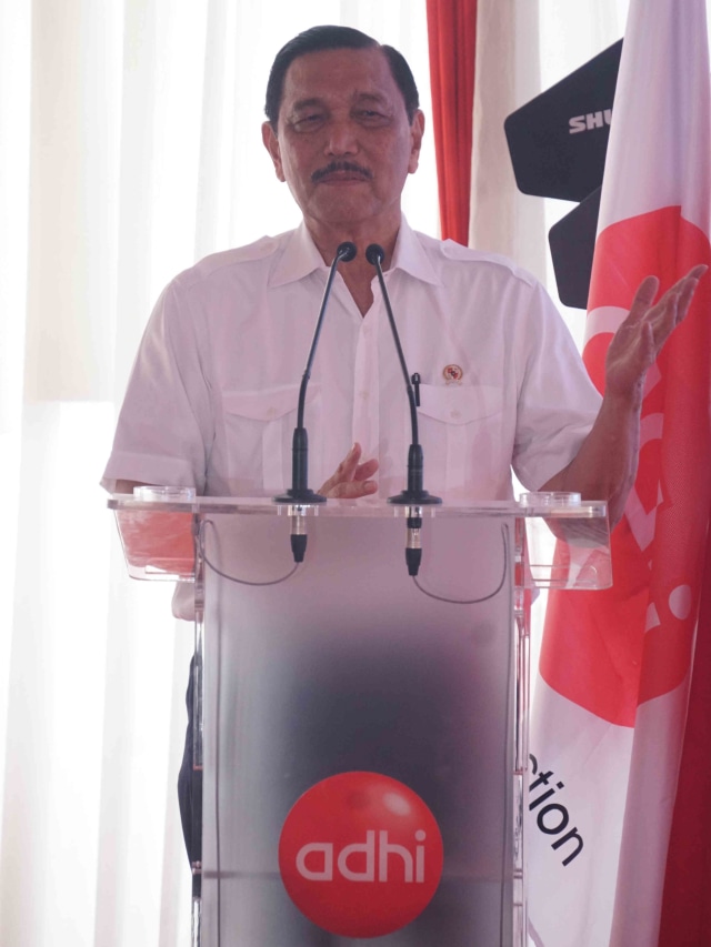 Menko Kemaritiman dan Investasi Luhut Binsar Panjaitan saat Seremonial Pengecoran Closure Tengah Jembatan Lengkung Bentang Panjang Kuningan. Foto: Irfan Adi Saputra. 