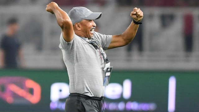 Pelatih timnas Indonesia U-19 Fakhri Husaini meluapkan kegembiraan susai melawan timnas Korea Utara U-19 di Stadion Utama Gelora Bung Karno, Senayan, Jakarta. Foto: ANTARA FOTO/Hafidz Mubarak A