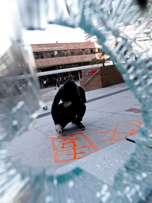 Pengunjuk rasa melukis grafiti di Universitas Politeknik Hong Kong di Hong Kong. Foto: REUTERS / Shannon Stapleton