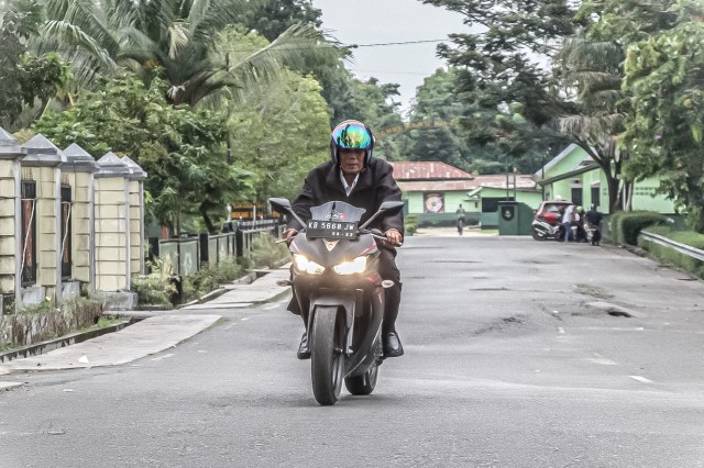 Jarot terlihat gagah menunggangi motor Yamaha R25 250 CC lengkap dengan helm standar. Foto: Dok Anwar Kasra